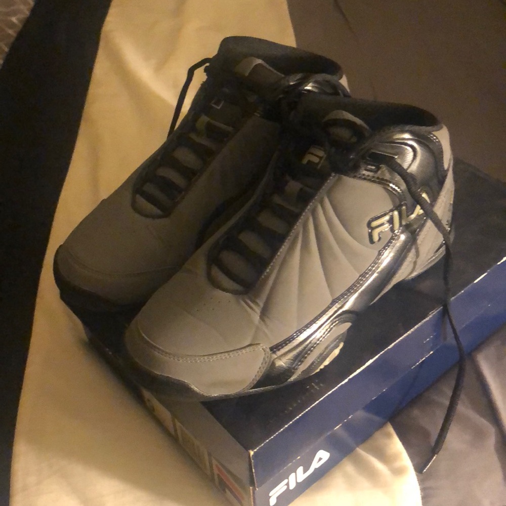 Men’s tennis shoes
